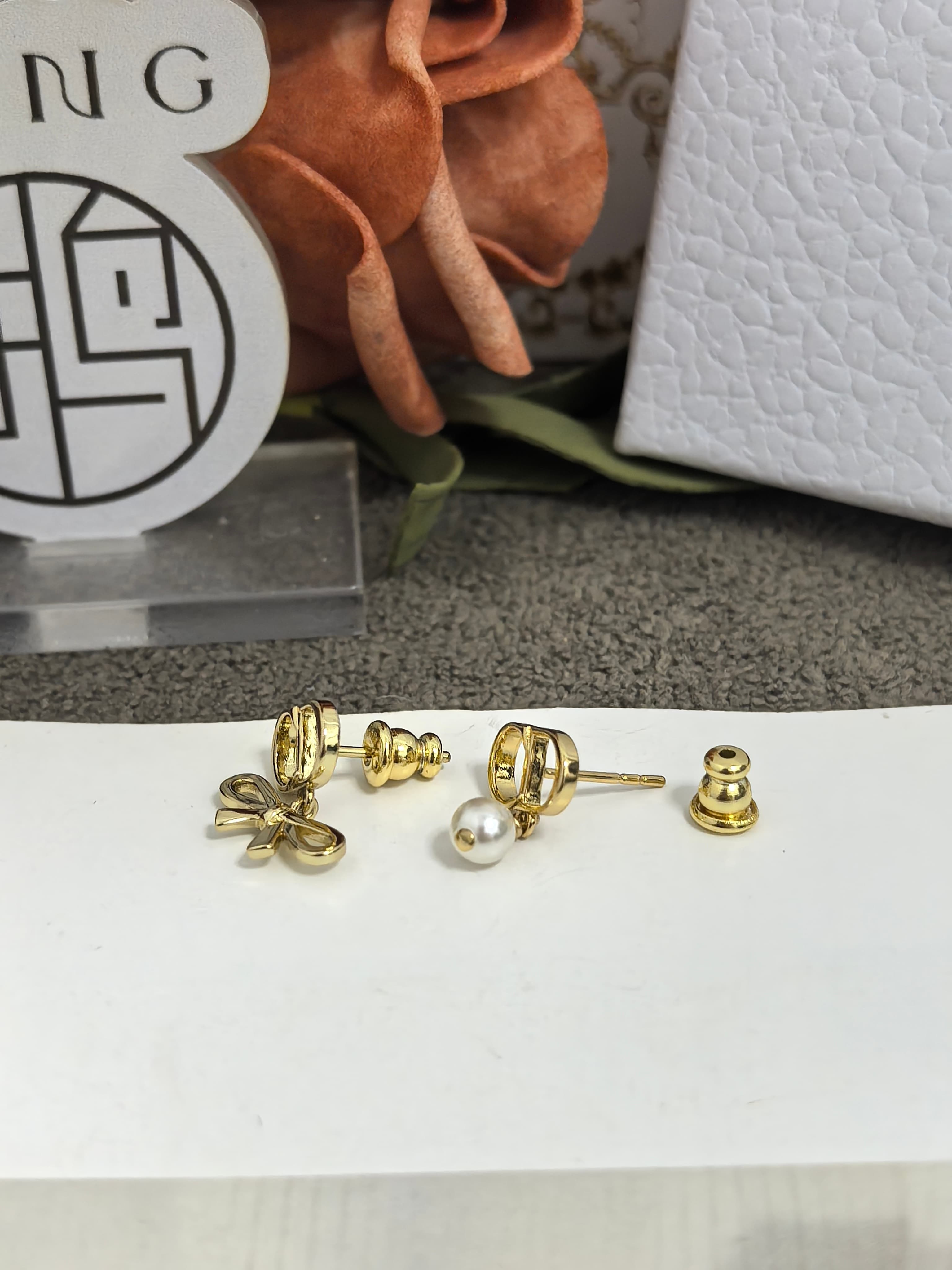 Dior 신상 언밸런스 리본 진주 귀걸이 상세 이미지 5