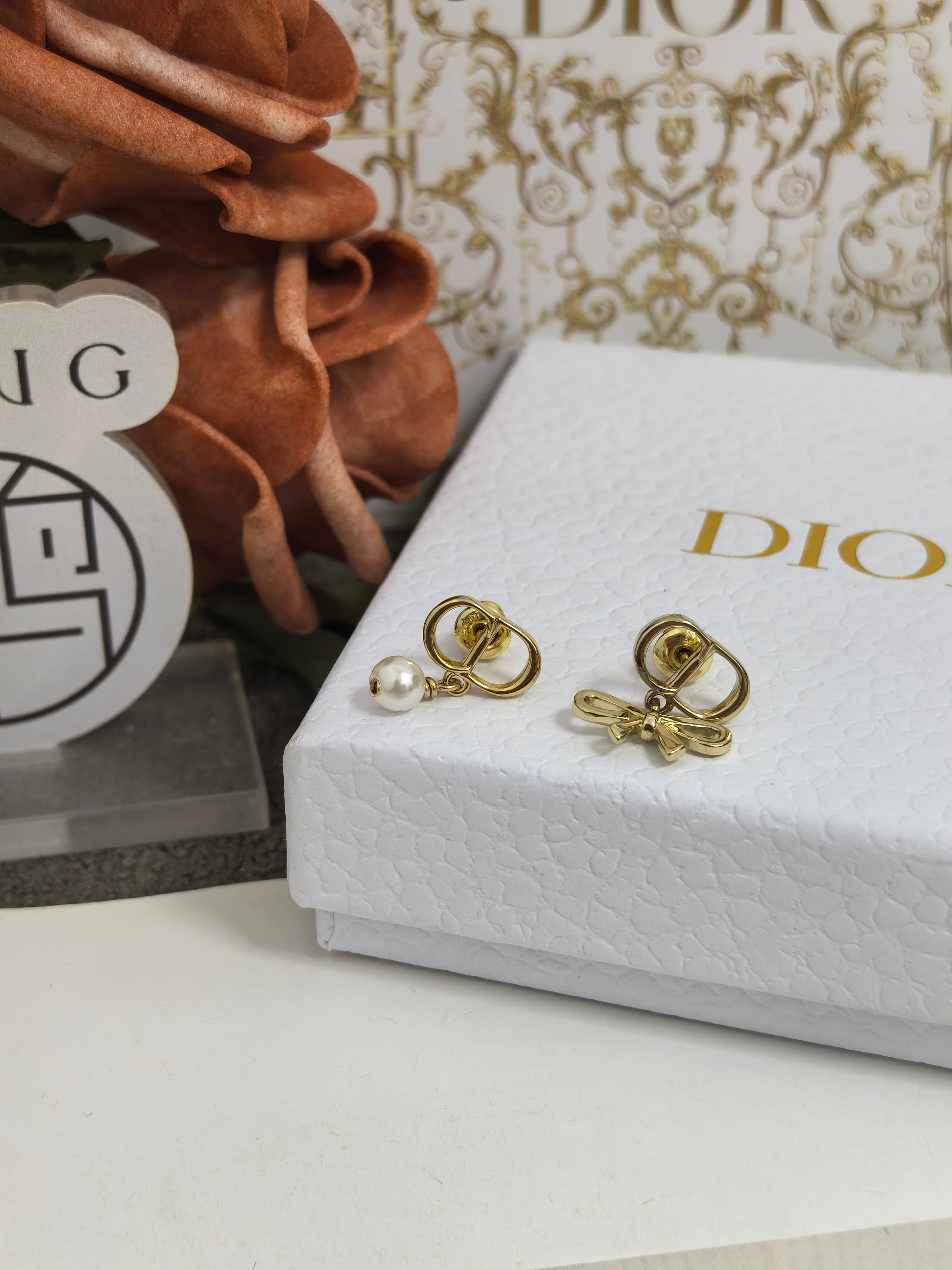 Dior 신상 언밸런스 리본 진주 귀걸이 상세 이미지 2