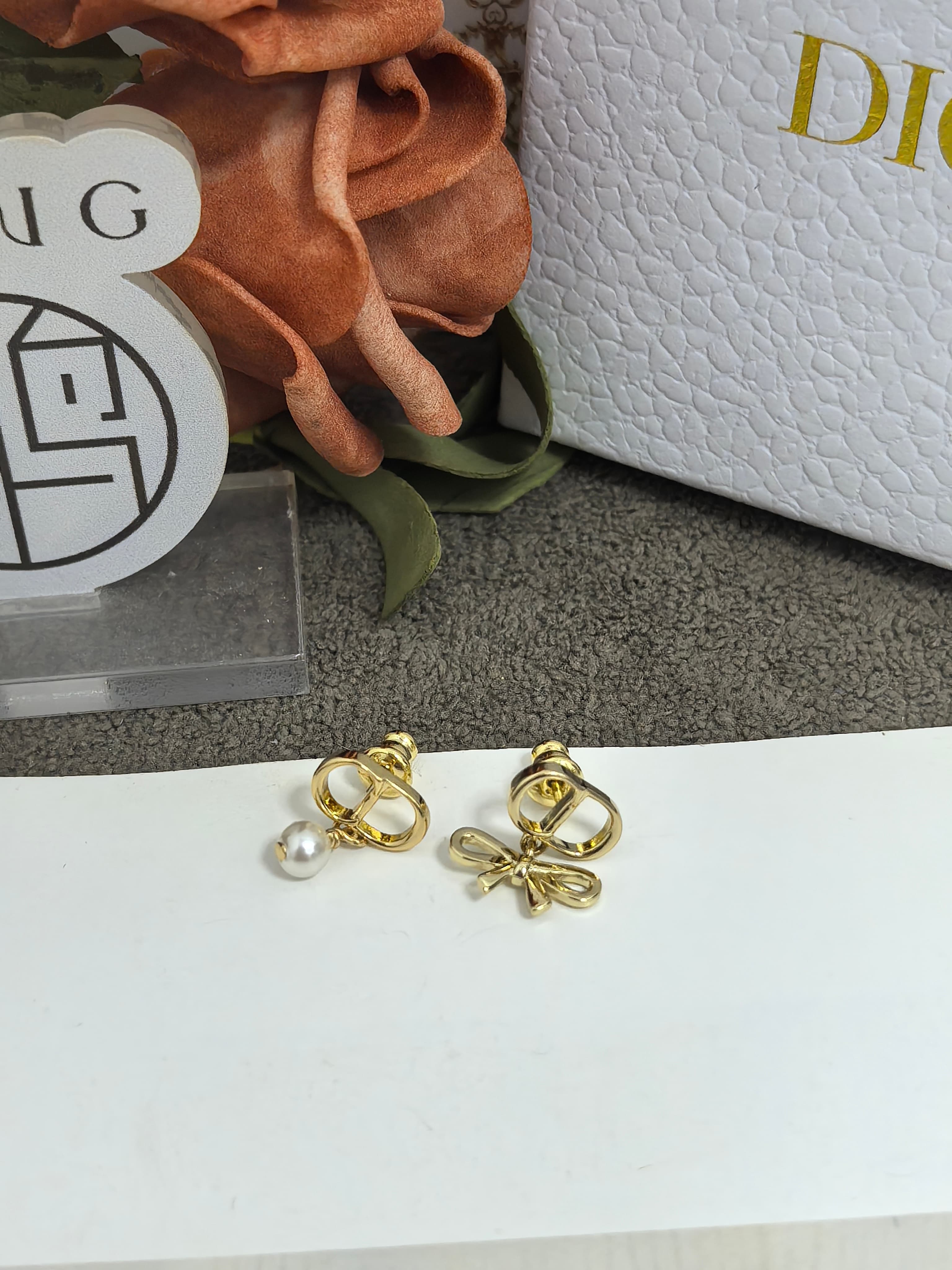 Dior 신상 언밸런스 리본 진주 귀걸이 상세 이미지 1