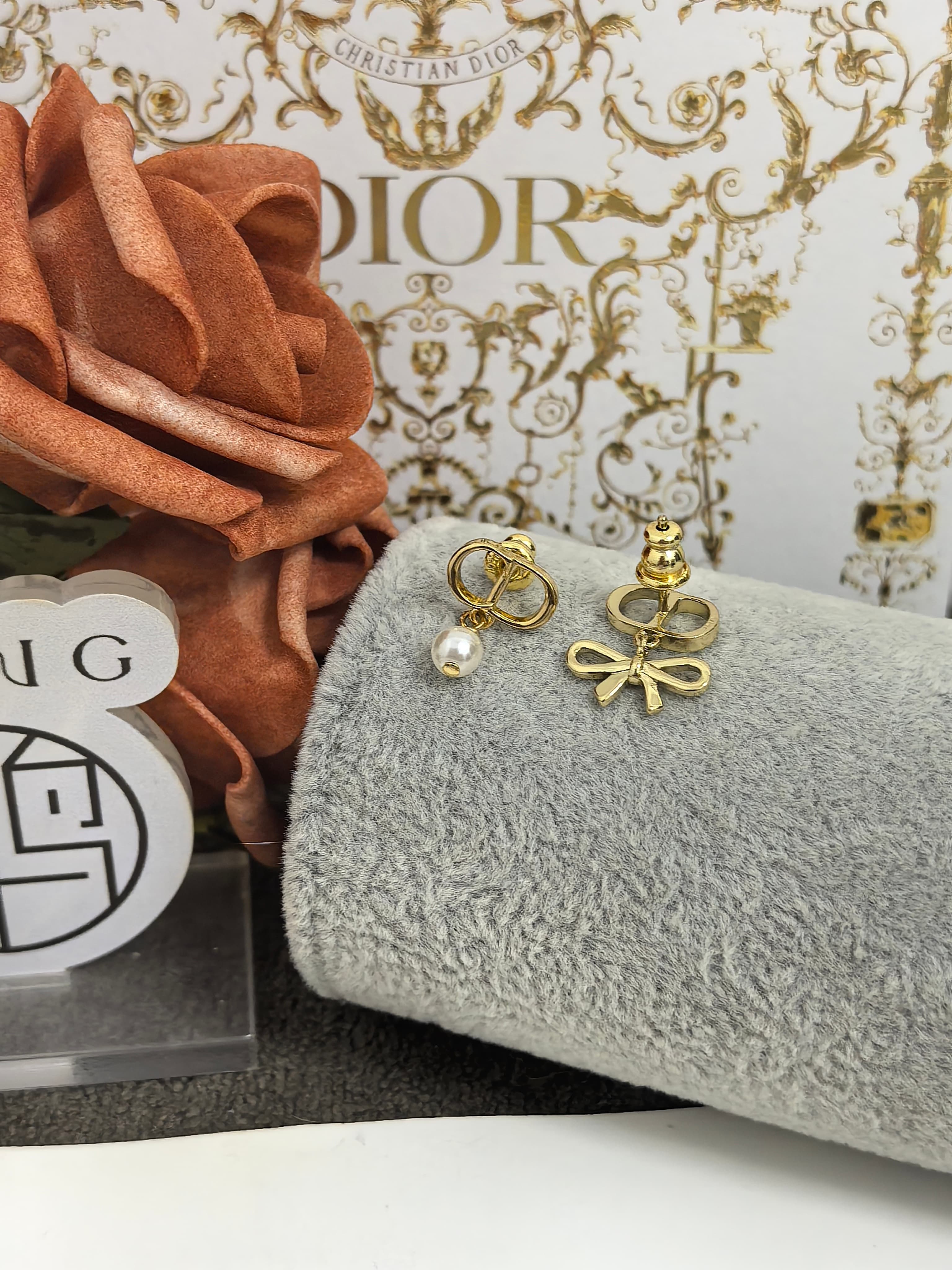 Dior 신상 언밸런스 리본 진주 귀걸이 상세 이미지 3