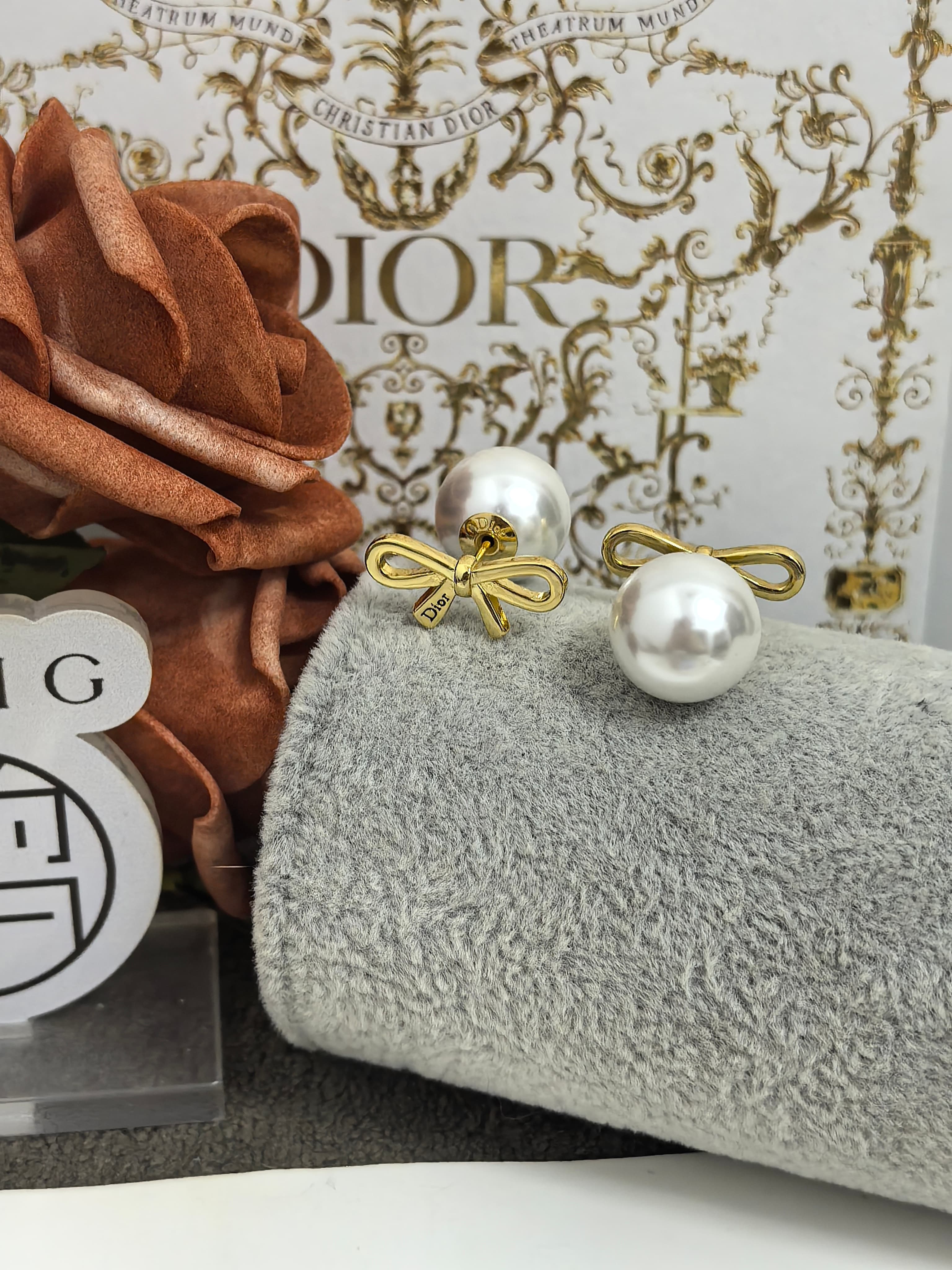 Dior 신상 리본 진주 귀걸이 상세 이미지 3