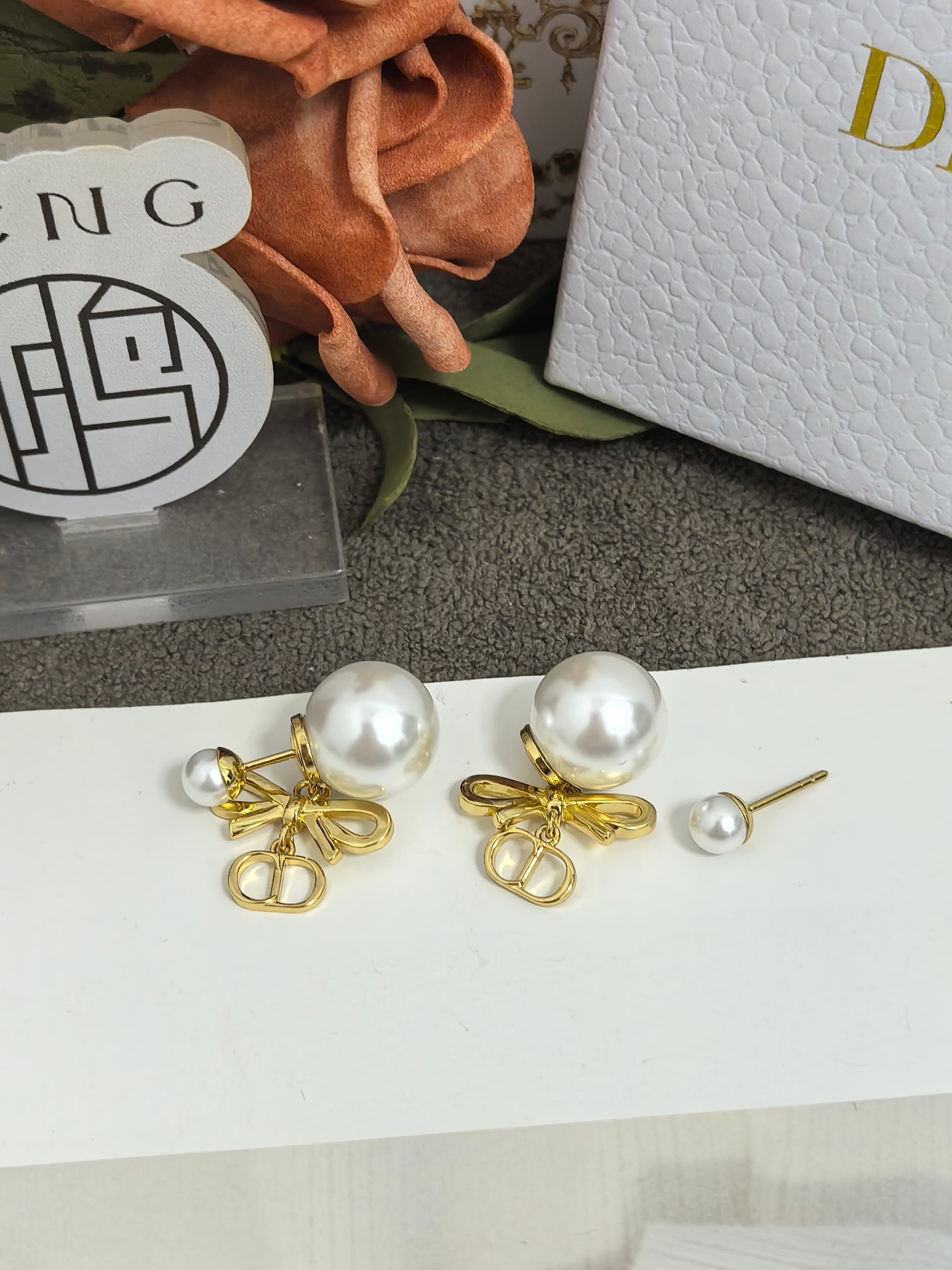 Dior 신상 리본 진주 귀걸이 상세 이미지 5