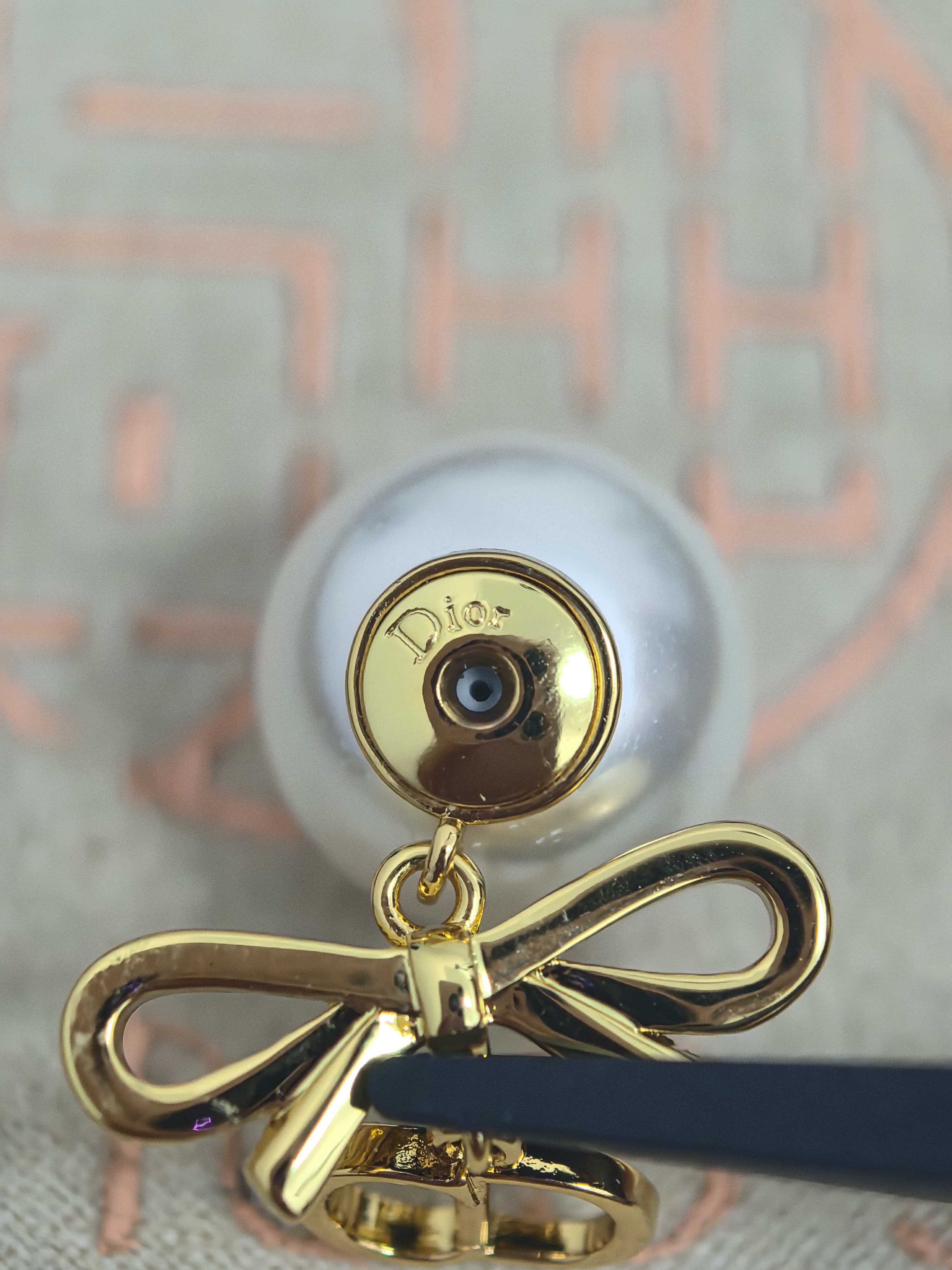 Dior 신상 리본 진주 귀걸이 상세 이미지 10