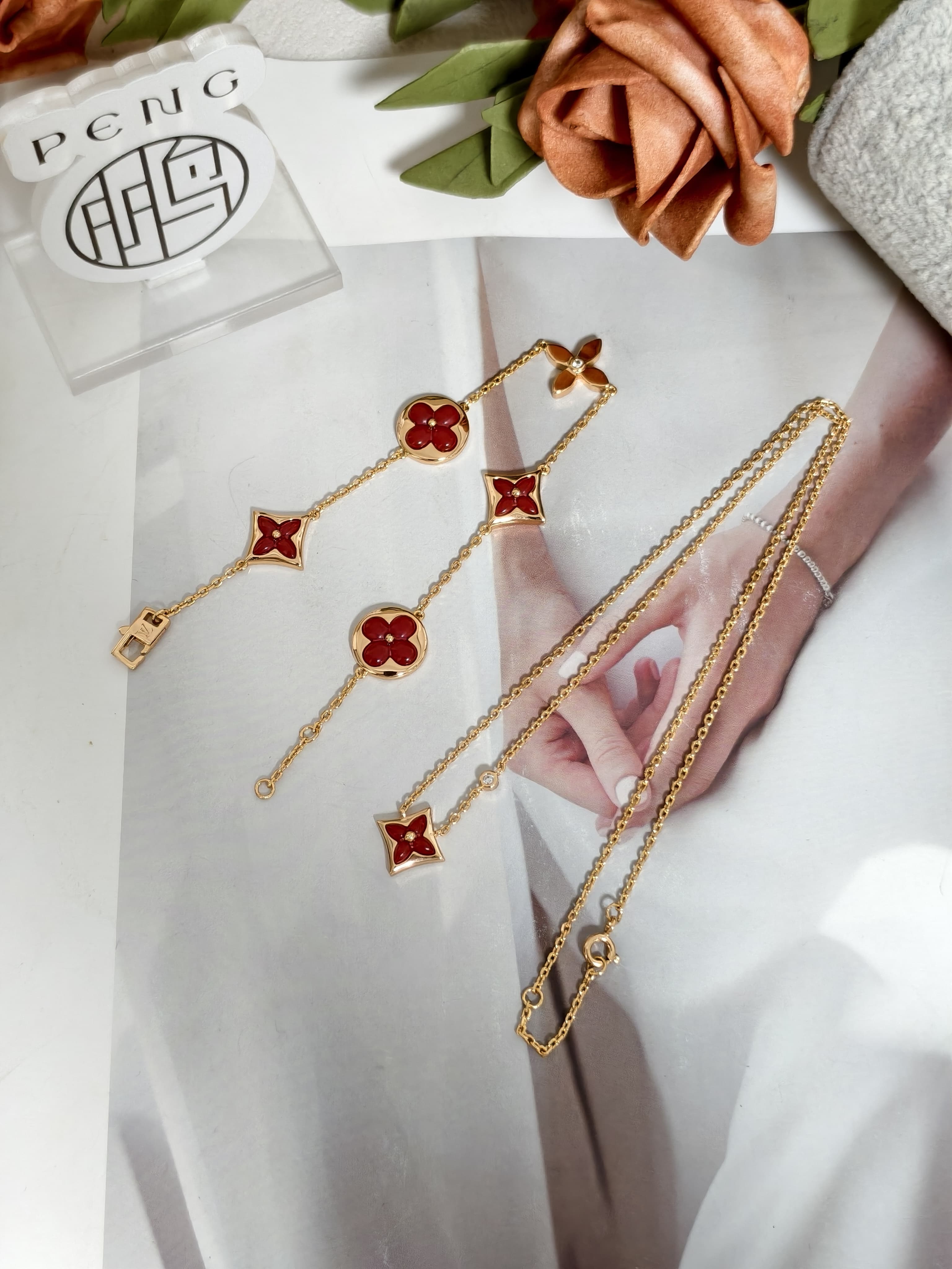 루이비통 Color Blossom 컬렉션 레드 카넬리언 5모티브 브레이슬릿 상세 이미지 6
