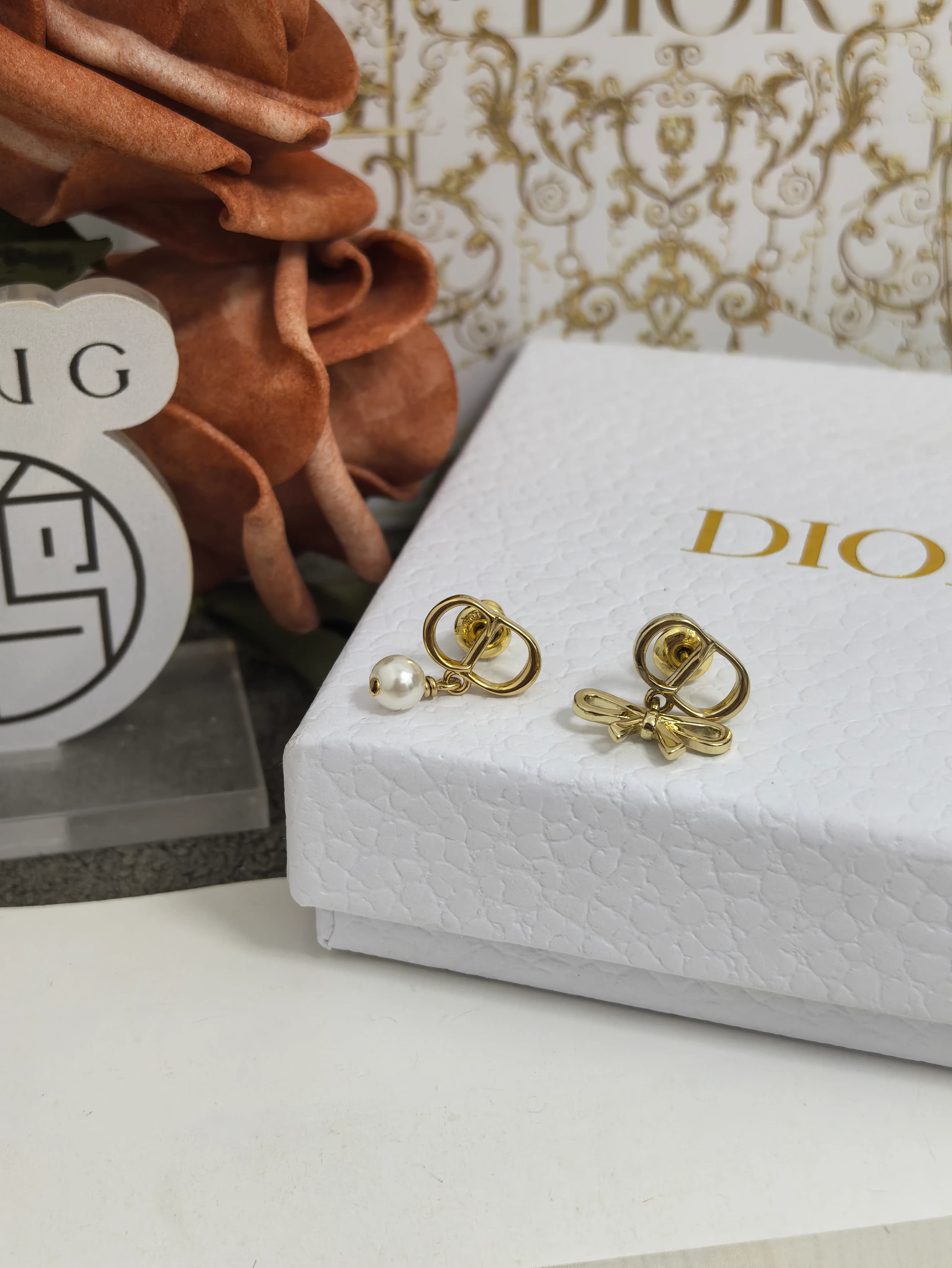 Dior 신상 언밸런스 리본 진주 귀걸이 1