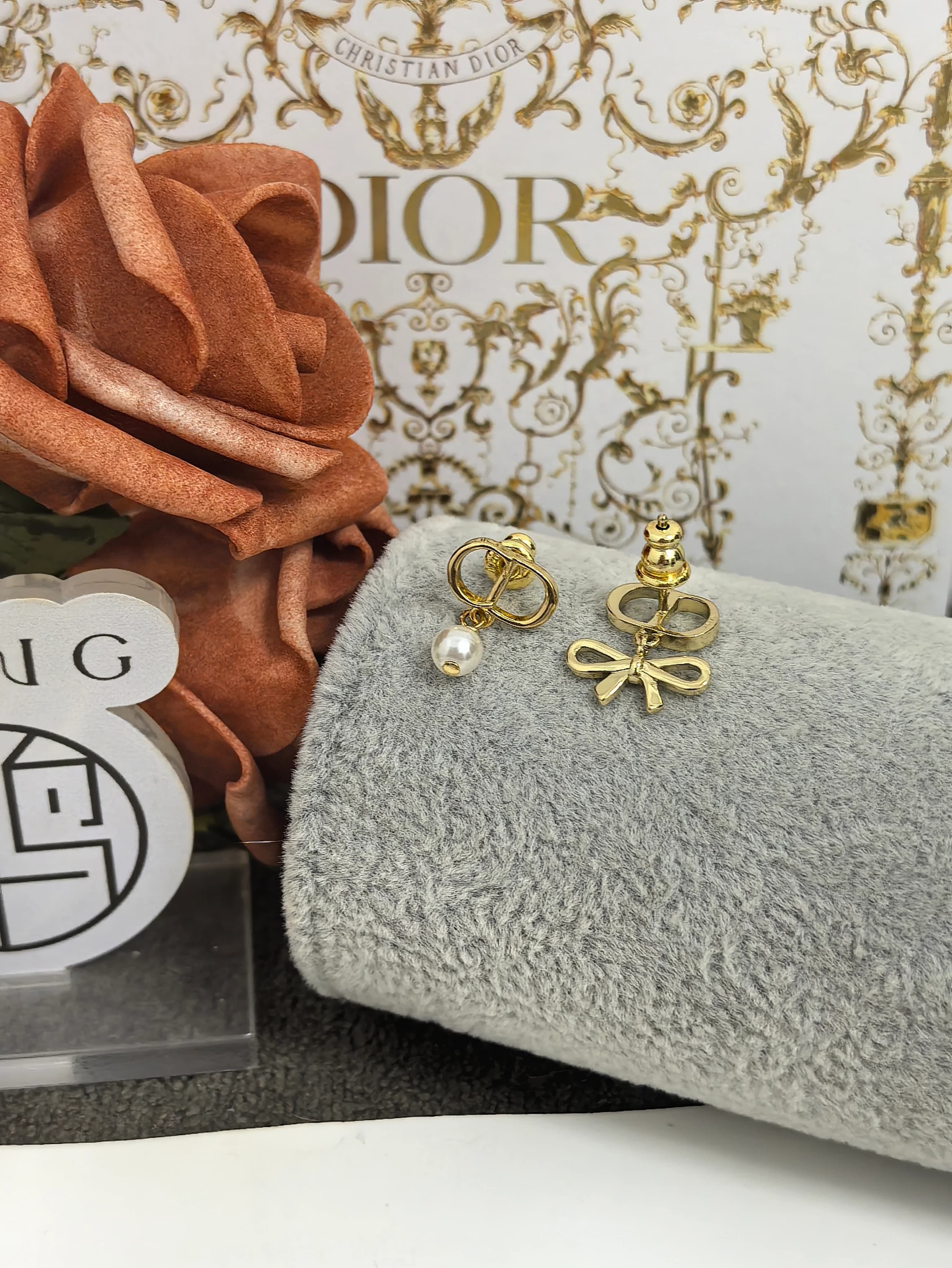Dior 신상 언밸런스 리본 진주 귀걸이 2