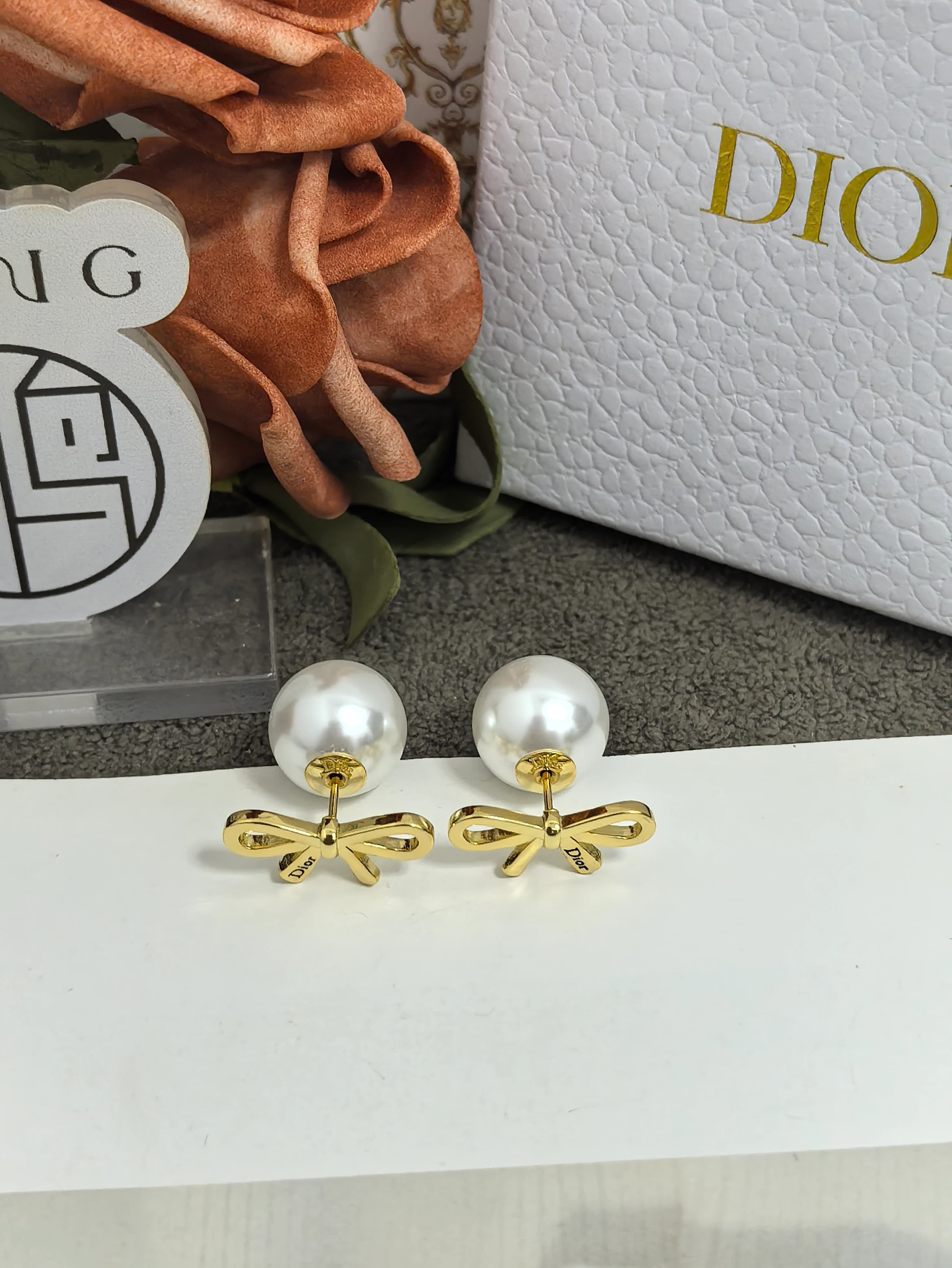 Dior 신상 리본 진주 귀걸이 1