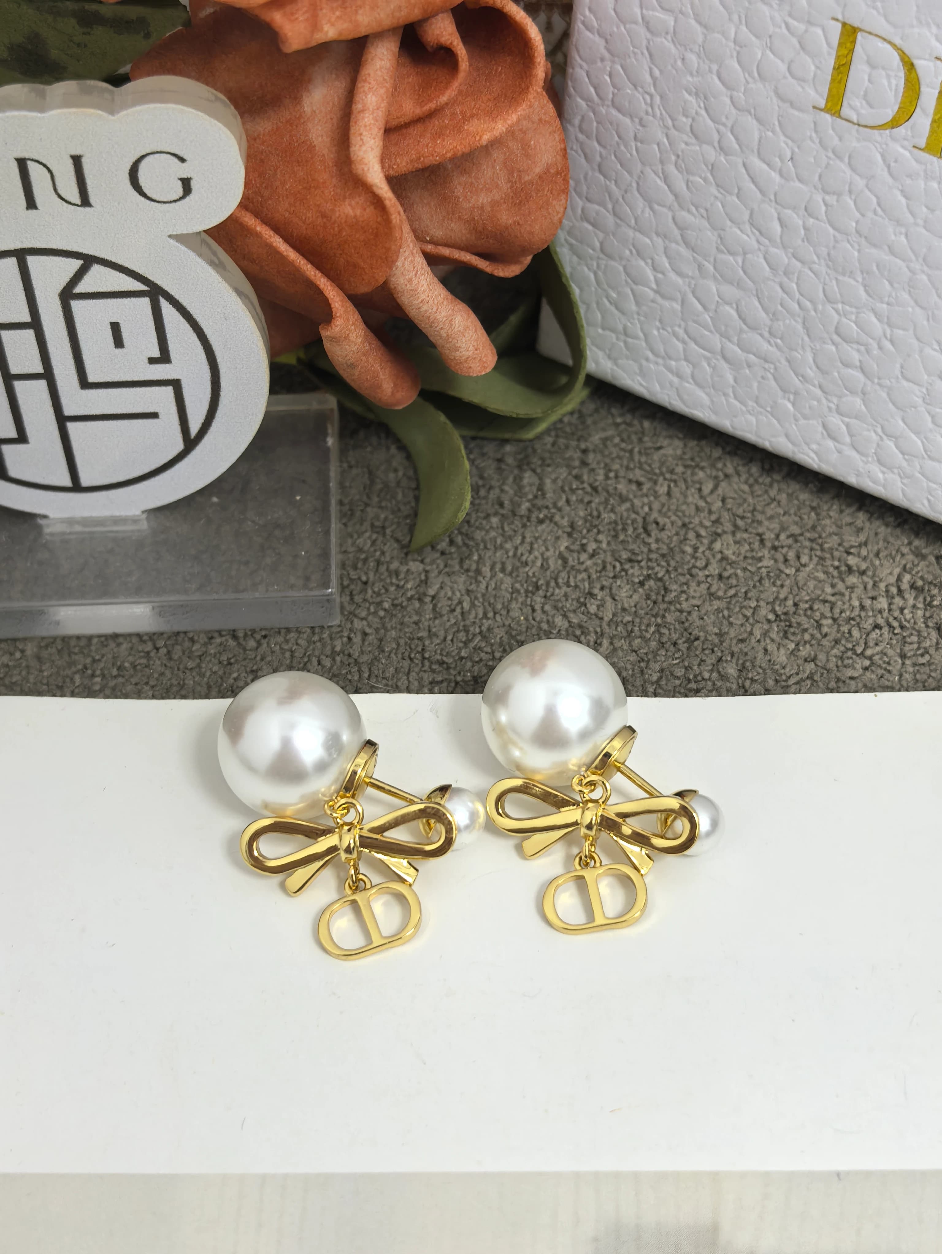 Dior 신상 리본 진주 귀걸이 1