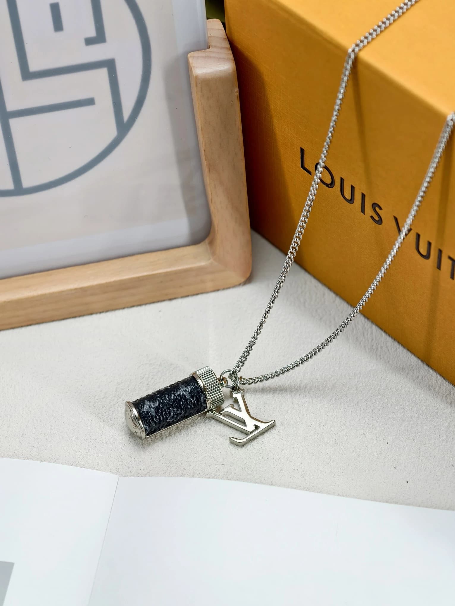 LV 향수병 목걸이 1