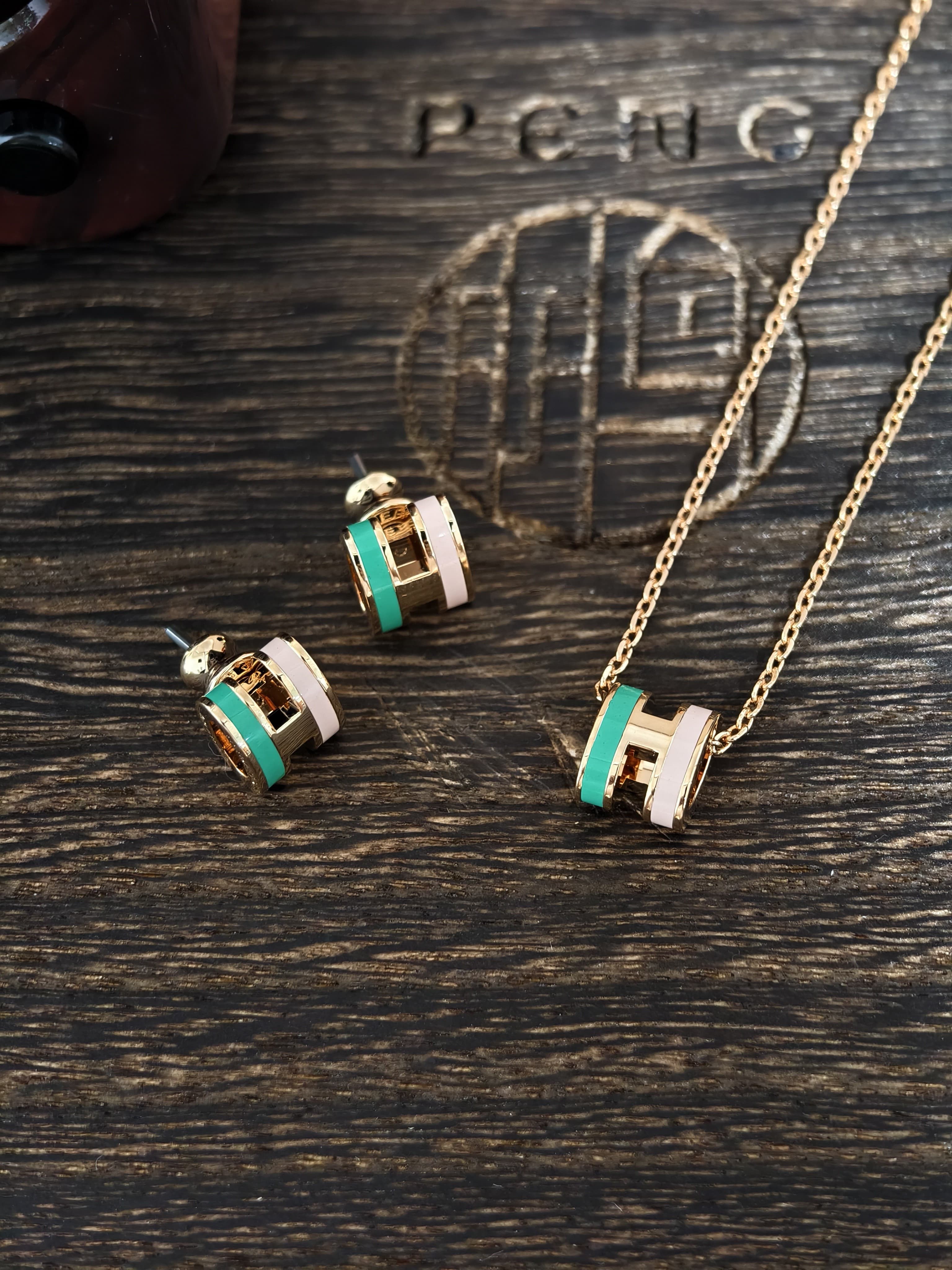 에르메스(HERMÈS) 신상 H 투톤 귀걸이 상세 이미지 5