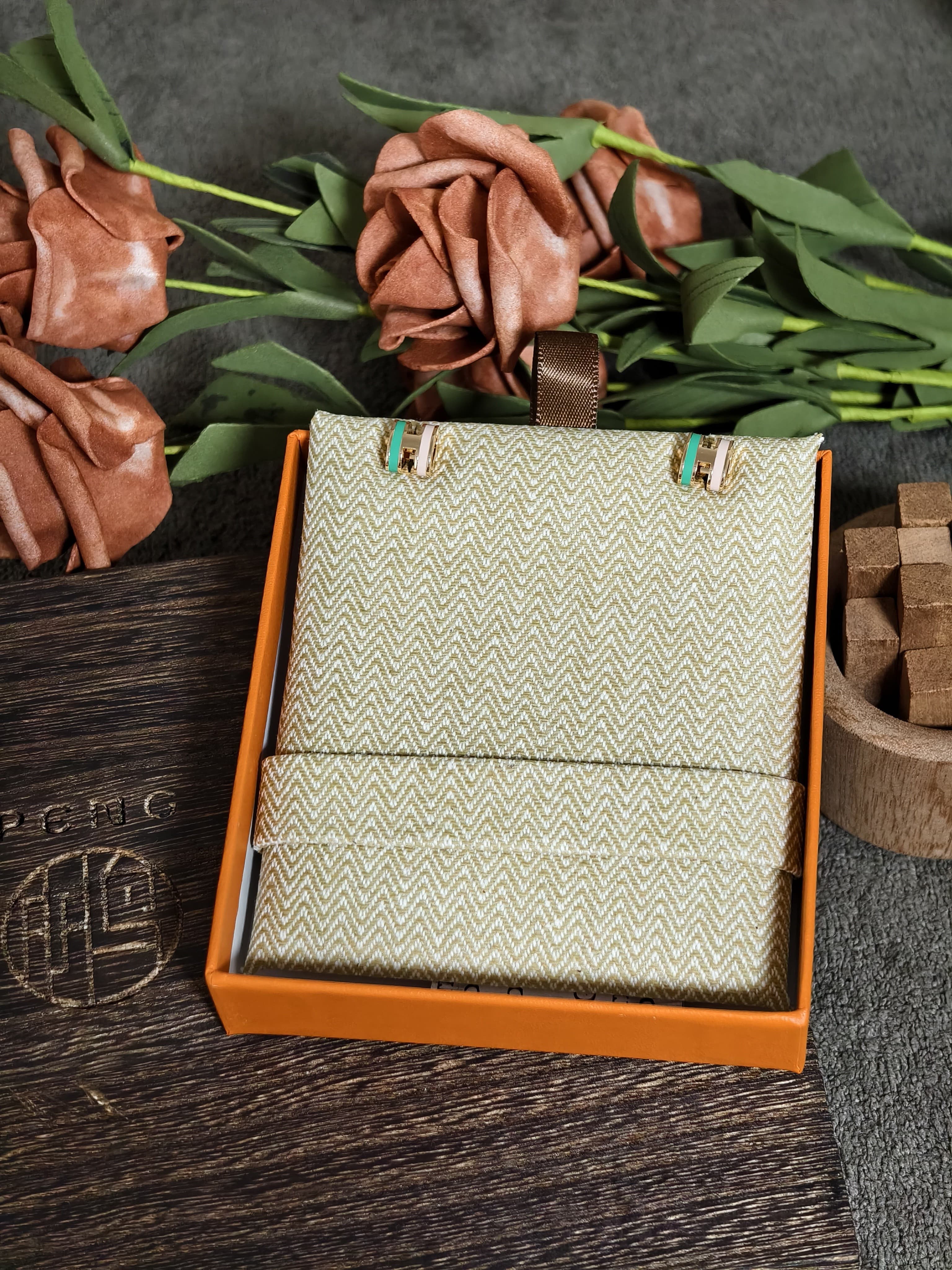 에르메스(HERMÈS) 신상 H 투톤 귀걸이 상세 이미지 4