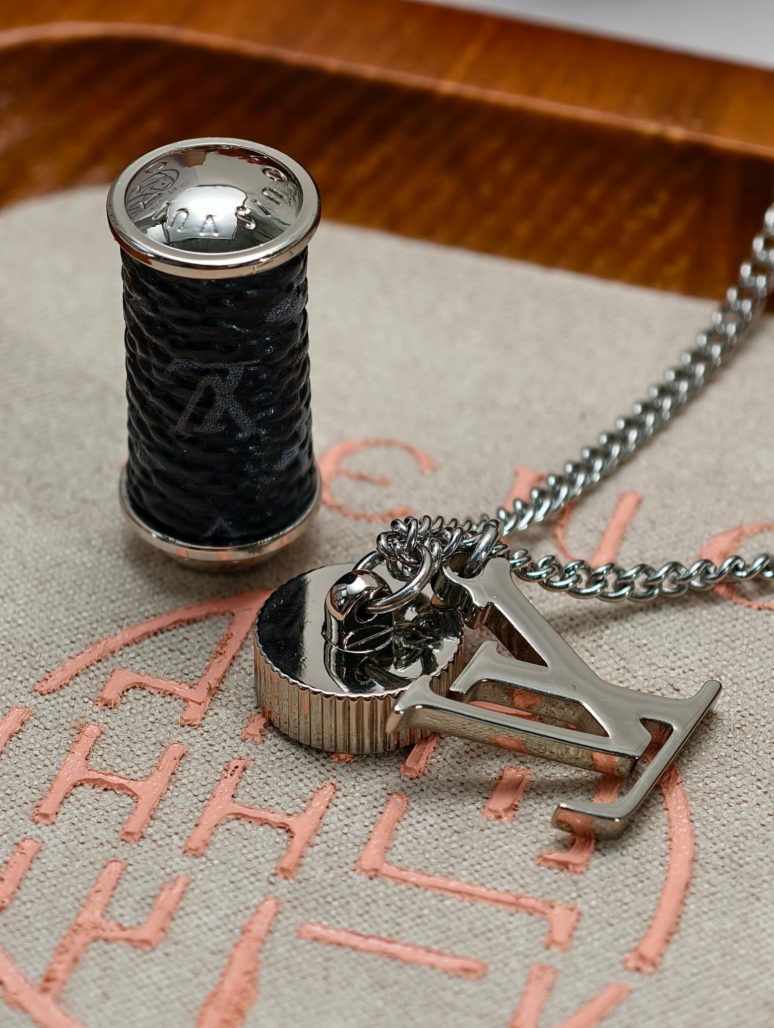 LV 향수병 목걸이 상세 이미지 8